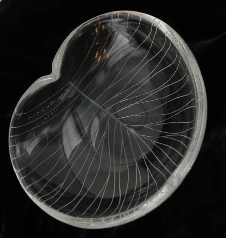 Taidelasi, viivahiottu, Signeeraus T. Wirkkala Iittala, koko 80x85mm, 3268
