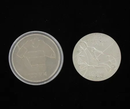 Kaksi juhlarahaa, nimellisarvo 200mk, 830, paino 48,0g Vikt: 48   g