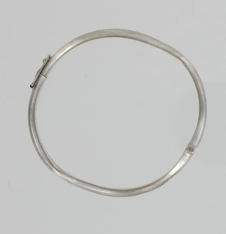 Viallinen rannerengas, valkokulta, Ø n.52mm, 585, paino 7,8g Vikt: 7,8 g