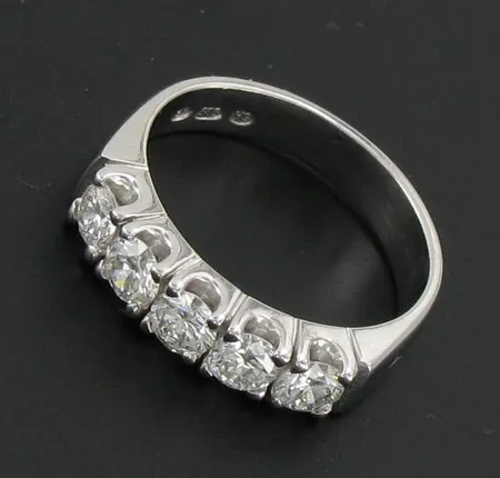 Timanttisormus 5xn.0.23ct, koko 17½, 585 valkokulta, paino 5,9g Vikt: 5,9 g