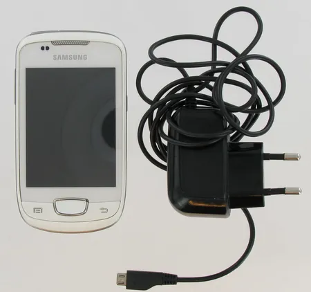 Matkapuhelin Samsung S5570 ja laturi, takuu voimassa 9/2014 asti