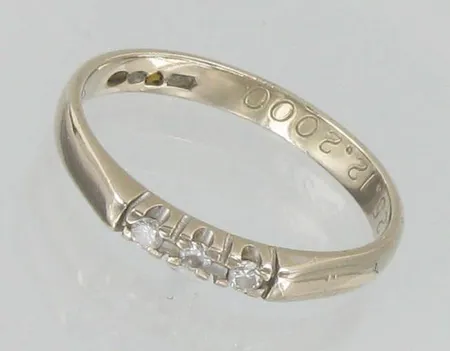 Timanttisormus 3xn.0.02ct, kaiverrettu, koko 16½, 585, paino 1,7g Vikt: 1,7 g
