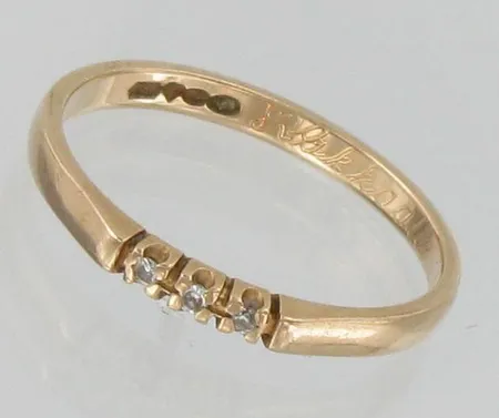 Timanttisormus 3xn.0.005ct, kaiverrettu, koko 17¾, 585, paino 1,8g Vikt: 1,8 g