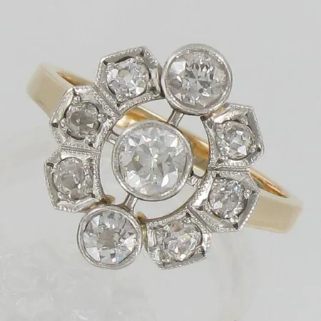 Timanttisormus 1xn.0.28ct 2xn.0.16ct 6xn.0.05-0.06ct, koko 17½, 750 kelta- ja valkokulta, paino 5,7g Vikt: 5,7 g