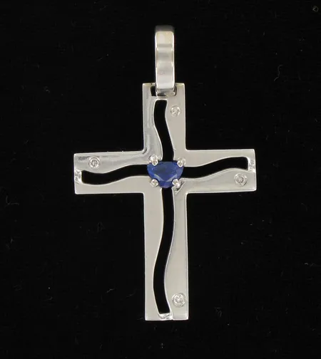 Kiviristiriipus timanteilla 4xn.0.03ct, korkeus 55mm, 750 valkokulta, paino 12,7g Vikt: 12,7 g