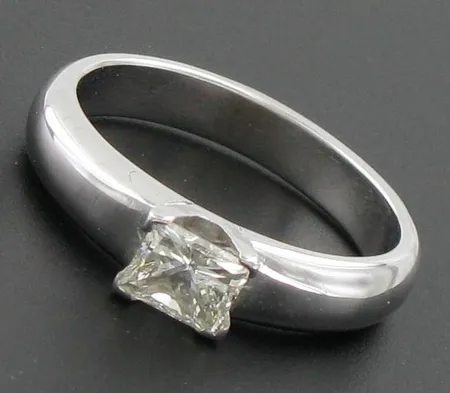 Timanttisormus 1xn.0.68ct, koko 17½, 750 valkokulta, paino 4,4g Vikt: 4,4 g