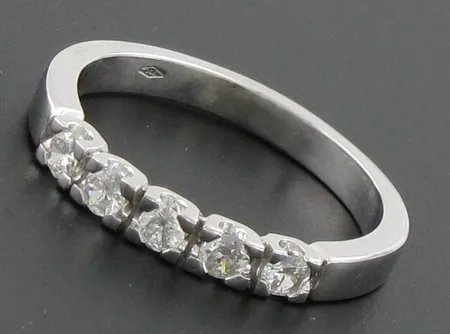Timanttisormus 5xn.0.08ct, koko 17¾, 750 valkokulta, paino 3,7g Vikt: 3,7 g