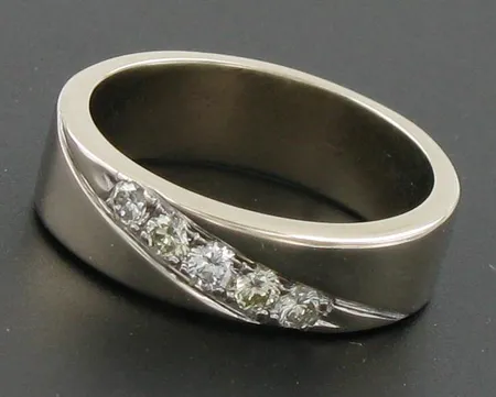 Timanttisormus 5xn.0.04-0.05ct, koko 17, 585 valkokulta, paino 6,5g Vikt: 6,5 g