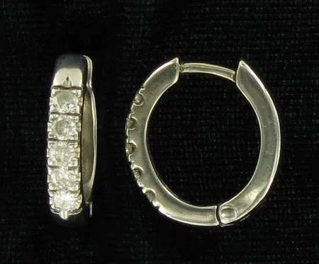 Timanttikorvakorut 10xn.0.06-0.07ct, korkeus 18mm, 585 valkokulta, paino 6,5g Vikt: 6,5 g