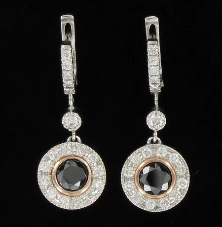 Timanttikorvakorut 2xn.0.90ct 2xn.0.07ct 34xn.0.01-0.02ct, korkeus 35mm, 585 valkokulta, paino 9,0g