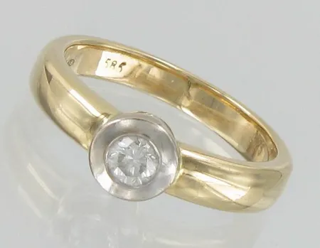 Timanttisormus 1xn.0.24ct, koko 17½, 585, kelta- ja valkokulta, paino 5,1g Vikt: 5,1 g