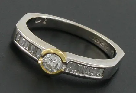Timanttisormus 1xn.0.20ct 10xn.0.08ct, koko 17½, 750 valko- ja keltakulta, paino 4,1g Vikt: 4,1 g