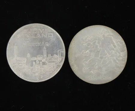Kaksi juhlarahaa, Kalevala 1835-1985 ja EMX Helsinki 1971, nimellisarvo 60mk, 500, paino 44,2g Vikt: 44,2 g