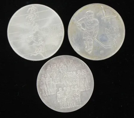 Kolme juhlarahaa, Itsenäinen Suomi 1917-1977, MM 1982 ja EMX Helsinki 1971, nimellisarvo 70mk, 500, paino 68,9g Vikt: 68,9 g
