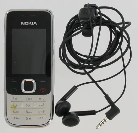 Matkapuhelin Nokia 2730, käytön jälkiä, mukana laturi ja kuulokkeet