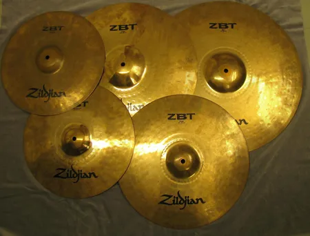 Viisi symbaalia Zildjian, Zbt, Ride 20"/51cm, Crash 18"/45cm ja 16"/40cm, Hihat top ja bottom 14"/36cm, laukussa. Nouto ainoastaan myymälästä!