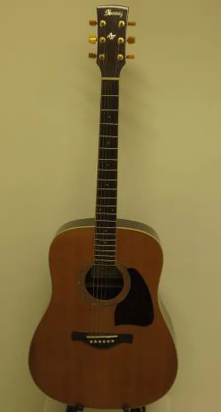 Akustinen kitara Ibanez AW35R-NT-24-01, serial no.GS100306820, pieniä naarmuja, pehmeässä laukussa. Nouto ainoastaan myymälästä!