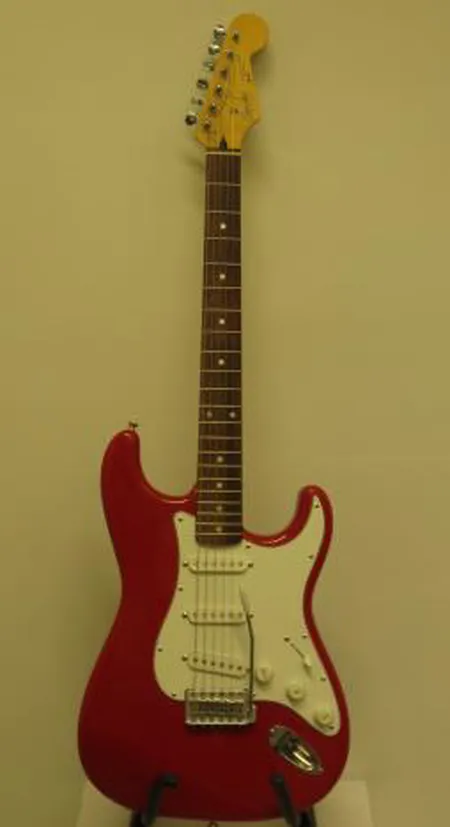 Sähkökitara Squier by Fender Stratocaster, made in Japan, pientä kulumaa, pehmeässä pussissa. Nouto ainoastaan myymälästä!