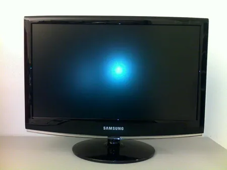 LCD-televisio Samsung 933HD, DVB-T viritin, 19 tuumaa, kaukosäädin ja kolme johtoa