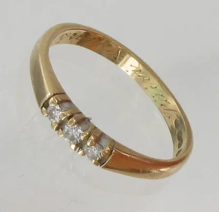 Timanttisormus, 3xn.0.03ct, kaiverrettu, koko 16, 585, paino 2,0g, runko hieman taipunut. Vikt: 2   g