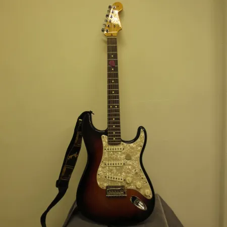 Sähkökitara Fender stratocaster, U.S.A, Corona California, sarjanumero US11030531, pussissa