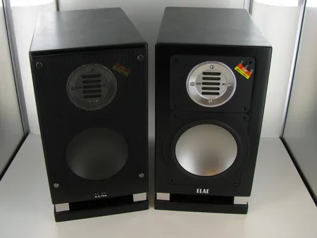 Kaksi kaiutinta elac bs 182