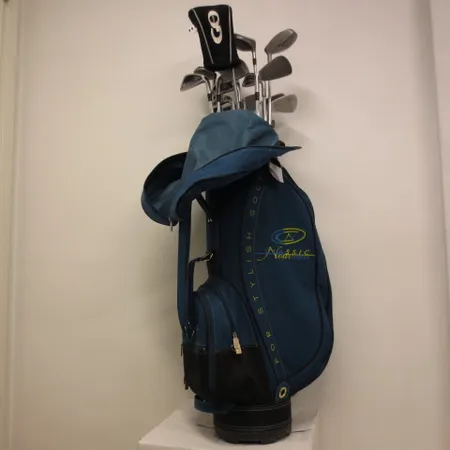 Kuusitoista golfmailaa, Wilson, Mizuna ja viper, laukussa
