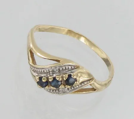 Viallinen sinisafiirisormus timanteilla 2xn.0.005ct, koko 16½, 585br, paino 1,8g Vikt: 1,8 g