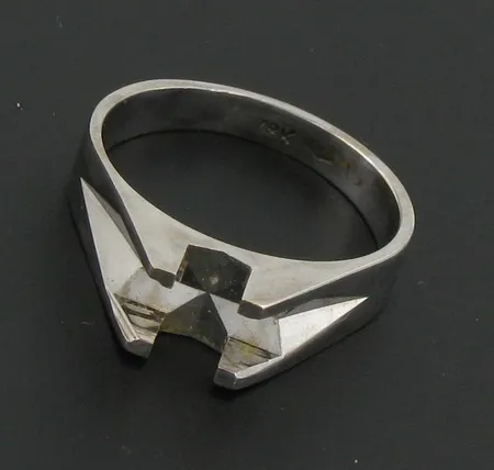 Sormusaihio, koko 18¾, kruunu n.0.90ct tai isommalle kivelle, 750 valkokulta, paino 5,8g Vikt: 5,8 g