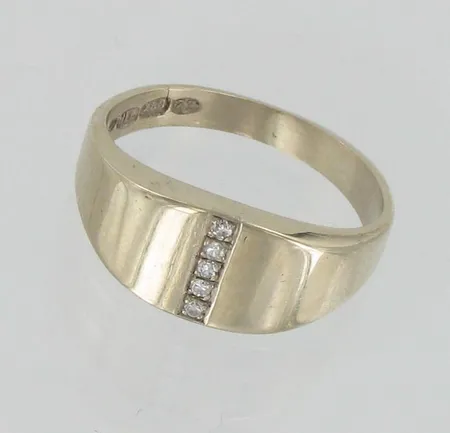 Timanttisormus 5xn.0.005ct, koko 18, rungossa pieni murtuma, 750, paino 5,6g Vikt: 5,6 g
