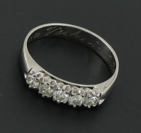 Timanttisormus 5xn.0.10ct, koko 17½, kaiverrettu, 585 valkokulta, paino 3,3g Vikt: 3,3 g