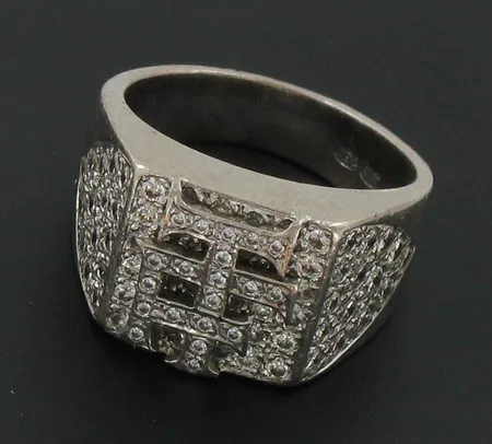 Timanttisormus 20xn.0.03ct 30xn.0.02ct 30xn.0.01ct, aihio hieman vääntynyt, 750 valkokulta, 14,0g Vikt: 14,1 g