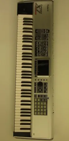 Syntetisaattori Roland Fantom X-7, virtajohto. Nouto ainoastaan myymälästä.