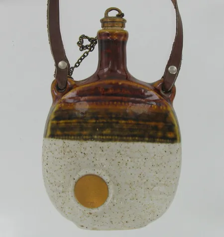 Keraaminen juomapullo, korkeus 17cm