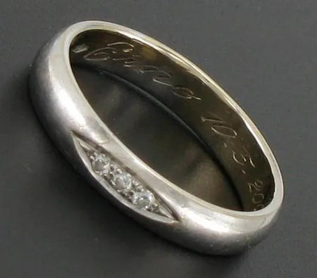 Timanttisormus 3xn.0.005ct, kaiverrettu, koko 15½, 585 valkokulta, paino 2,3g Vikt: 2,3 g