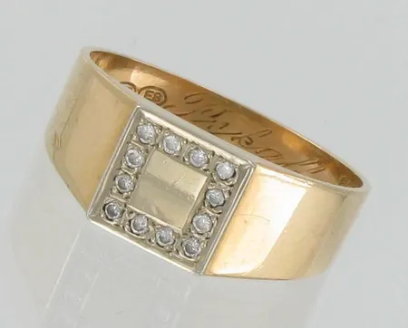 Kantasormus timanteilla 12xn.0.005ct, kaiverrettu, koko 19½, 585, paino 4,5g Vikt: 4,5 g