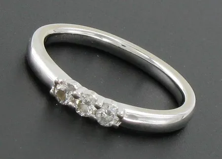 Timanttisormus 3xn.0.06ct, koko 16½, 585 valkokulta, paino 2,5g Vikt: 2,5 g