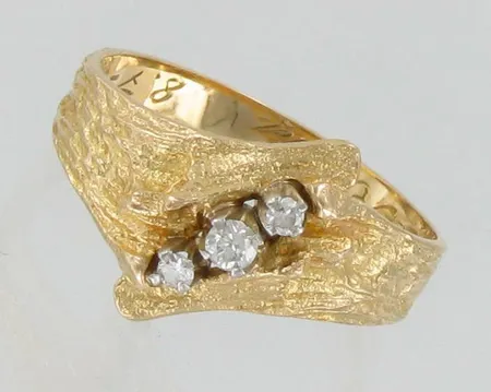 Timanttisormus 1xn.0.06ct 2xn.0.02ct Kultakeskus, vuodelta 1974, kaiverrettu, koko 18½, 750, paino 3,3g Vikt: 3,3 g