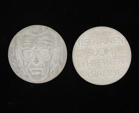 Kaksi juhlarahaa, J.K.Paasikivi 1870-1956 ja Itsenäinen Suomi 1917-1977, nimellisarvo 20mk, 500, paino 44,6g Vikt: 44,6 g
