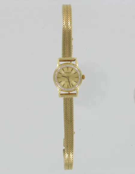 Naisten kultarannekello Tissot, quartz, Ø 20mm, paristo loppunut, rannekkeen pituus n.180mm, 585br, paino 19,7g Vikt: 19,7 g