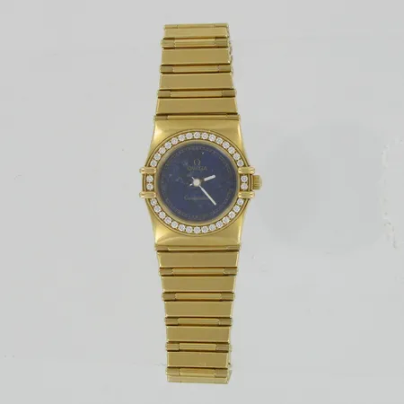 Naisten kultarannekello Omega Constellation timanteilla, kaiverrettu, taulun Ø 24mm, hihnan pituus n.186mm, kellotaulussa pientä kulumaa, 750br, paino 62,1g Vikt: 62,1 g
