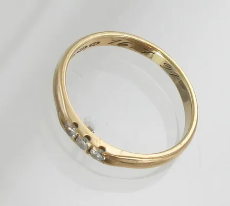 Timanttisormus 3xn.0.03ct, kaiverrettu, koko 16¾, 585, paino 1,9g Vikt: 1,9 g