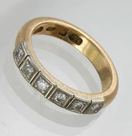 Timanttisormus 6xn.0.05ct, yhdestä timantista irronnut pala, kaivertamaton, koko 17¾, 750, paino 7,2g Vikt: 7,2 g