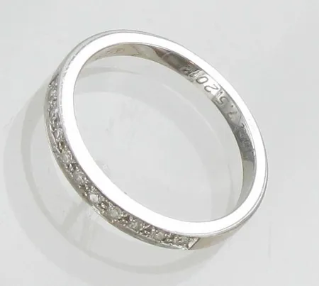 Timanttisormus 10xn.0.005ct, koko 16, kaiverrettu, 585 valkokulta, paino 2,1g Vikt: 2,1 g
