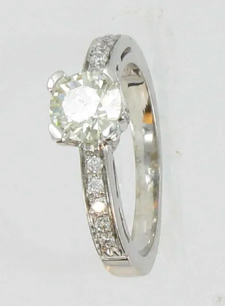 Timanttisormus 1xn.0,80ct 26xn.0,01ct kaivertamaton koko 16½, 750 paino 4,6g Vikt: 4,6 g