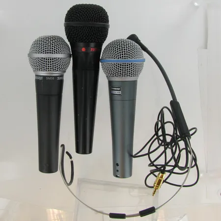 Kolme microfonia Shure Beta 58a, sm58 ja audio-technica pro 5m, päämicrofoni Beyerdynamic