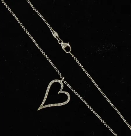 Kaulaketju timanttisydänriipuksella 23xn.0.005ct, ketjun pituus 45cm, riipuksen korkeus 20mm, 585 valkokulta, paino 4,2g Vikt: 4,2 g