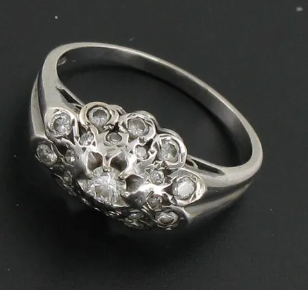Timanttisormus 1xn.0.14ct 10xn.0.03ct 10xn.0.01ct, koko 19, 585 valkokulta, paino 3,6g Vikt: 3,6 g