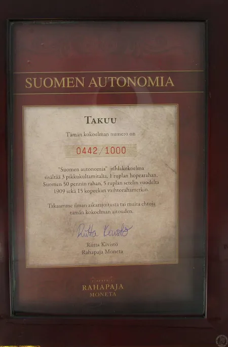 Rahasarja Suomen autonomia-juhlakokoelma 442/1000 sisältää:3 pikkukultamitalia, 1 ruplan hopearahan, Suomen 50 pennin rahan, 5 ruplan setelin v.1909, 15 kopeekan vaihtorahamerkki