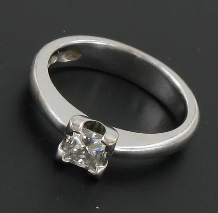 Timanttisormus 1xn.0.53ct, koko 15¾, 750 valkokulta, paino 5,3g Vikt: 5,3 g